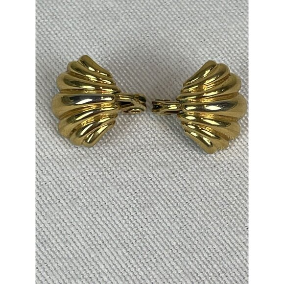 Vintage Monet Shell Shaped Gold Tone Clip On Earrings Small Dainty Minimalist - Picture 5 of 10